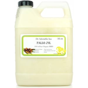 Op de afbeelding: Een witte plastic kan met een zwart deksel, gevuld met 946 ml 100% pure biologische RBD palmolie. Het etiket vermeldt "Dr Adorable Inc. Palmolie 100% pure biologische RBD. Botanische naam: Elaeis guineensis. Methode: Koudgeperst uit het vruchtvlees. Land: Ghana. www.dradorable.com"