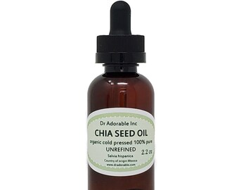 Può includere: Una bottiglia di vetro marrone di olio di semi di chia con un contagocce nero. L'etichetta recita "CHIA SEED OIL" e "2.2 oz". L'olio è biologico, spremuto a freddo e non raffinato. Il marchio è "Dr Adorable Inc."