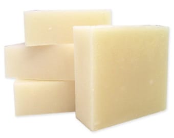 Puede incluir: Cuatro barras de jabón blanco liso apiladas una encima de la otra.