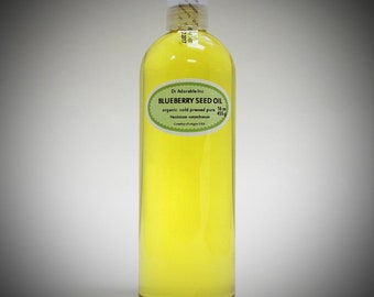 Può includere: Una bottiglia di vetro trasparente di olio di semi di mirtillo biologico spremuto a freddo. La bottiglia è etichettata con il testo "Dr Adorable Inc. Blueberry Seed Oil 16 oz (455 g) organic cold pressed pure Vaccinium corymbosum Country of origin: USA".