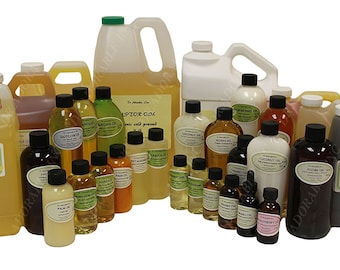 Può includere: Una varietà di oli vettore in diverse dimensioni, tra cui avocado, cartamo, argan, ricino, cocco, semi di canapa e jojoba. Gli oli sono confezionati in bottiglie di vetro trasparente con etichette che indicano il tipo di olio e il marchio, "Dr. Adorable Inc."