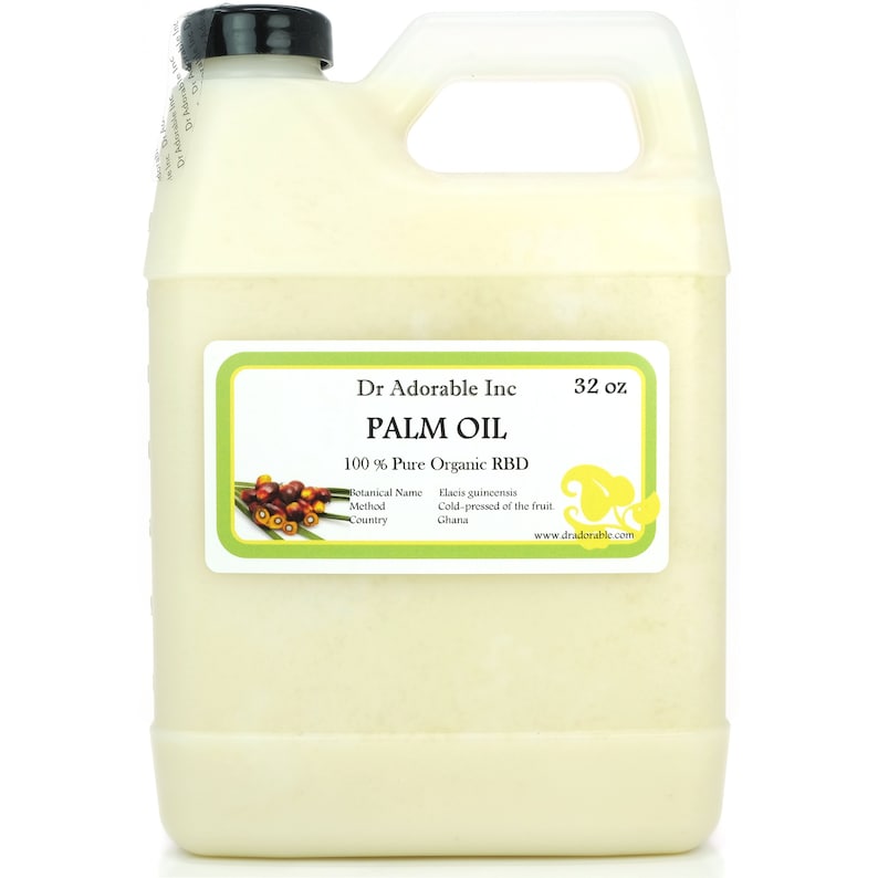 Op de afbeelding: Een witte plastic kan met een zwart deksel, gevuld met 946 ml 100% pure biologische RBD palmolie. Het etiket vermeldt "Dr Adorable Inc. Palmolie 100% pure biologische RBD. Botanische naam: Elaeis guineensis. Methode: Koudgeperst uit het vruchtvlees. Land: Ghana. www.dradorable.com"
