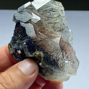 パキスタン、KPK州ザギ山産の石英標本内部のルチル針状結晶 74x62x36 mm