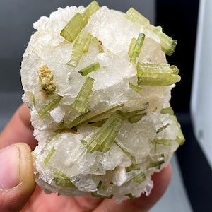 Tormalina in Pollucite da Skardu, Pakistan. 202 g e 76x70x45 mm