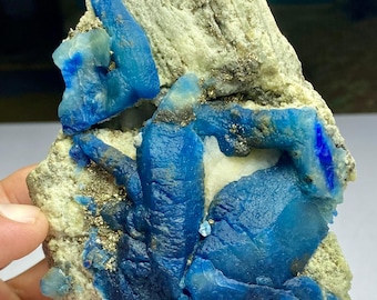 素晴らしいトップブルーカラーの蛍光アフガナイトとパイライトが母岩に
