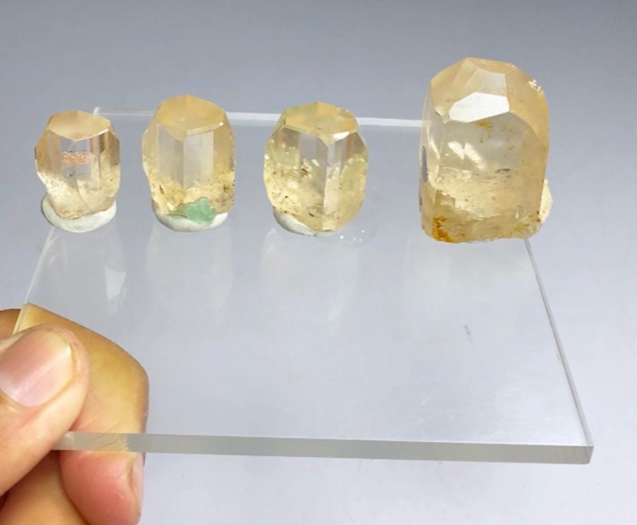 天然トパーズ結晶（フローライト＆トリプライト入り）：パキスタン産 