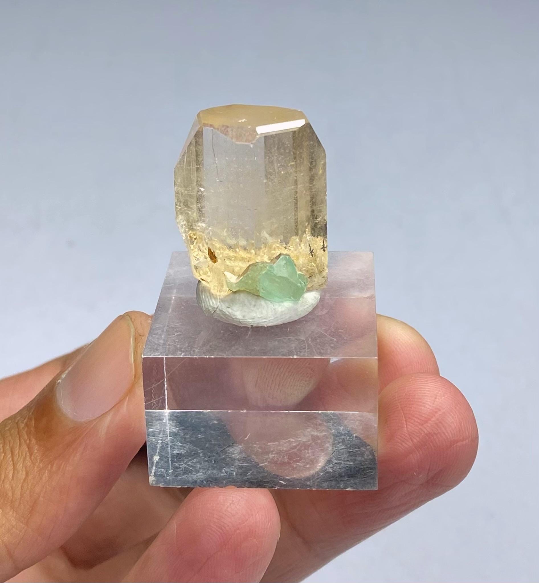 天然トパーズ結晶（フローライト＆トリプライト入り）：パキスタン産 