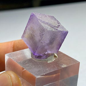 Cristal cúbico de fluorita púrpura procedente de Pakistán. 21x21x15 mm