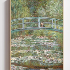 以下が含まれることがあります： 緑色の橋が睡蓮でいっぱいの池にかかっている絵画の額入りプリント。猫が橋の上にいます。このアートワークは、柔らかく印象的なスタイルで、自然な色使いです。