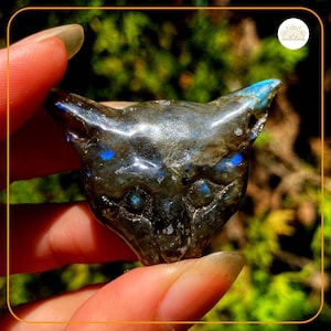 ラブラドライト彫刻の猫ペンダント。宝石彫刻の猫チャーム。動物工芸ジュエリー。小さな彫刻の猫ネックレス。ラブラドライト彫刻