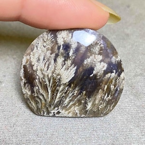 Lila plymagat cabochon 27x29x6 mm | Sceniskt fjädermönster agat för hängsmycken
