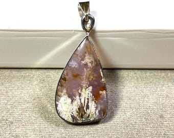 Pingente de ágata pluma roxa natural com inclusões de penas brancas e flores, joia boho statement para presente.