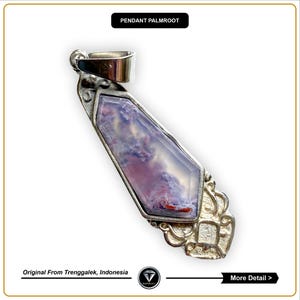 Pode incluir: Um pingente de prata com uma pedra de &aacute;gata roxa e branca adornada com um design de prata detalhado. O pingente tem a forma de um ret&acirc;ngulo longo e estreito com bordas arredondadas. A pedra est&aacute; engastada em uma moldura de prata e tem um design delicado e intrincado.
