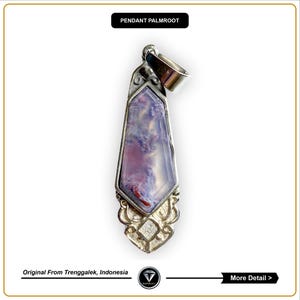 Pode incluir: Um pingente de prata com uma pedra de &aacute;gata roxa e branca. O pingente tem a forma de uma l&aacute;grima e apresenta um design detalhado em torno da pedra. O pingente &eacute; etiquetado como "Pendant Palmroot" e "Original From Trenggalek, Indonesia".