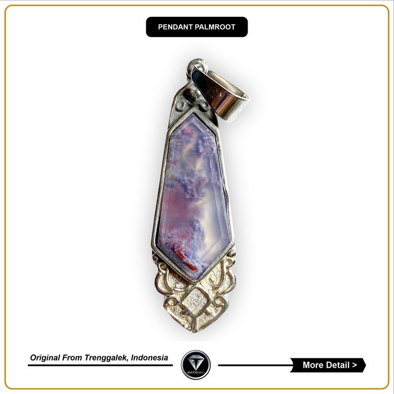 Pode incluir: Um pingente de prata com uma pedra de &aacute;gata roxa e branca. O pingente tem a forma de uma l&aacute;grima e apresenta um design detalhado em torno da pedra. O pingente &eacute; etiquetado como "Pendant Palmroot" e "Original From Trenggalek, Indonesia".