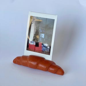 Porta-fotos em formato de croissant – Suporte de argila feito à mão para secar ao ar para polaroides e cartões