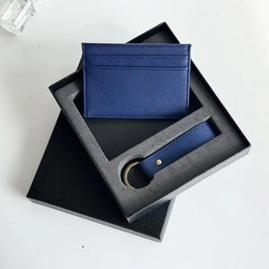Chaveiro de couro PU Saffiano com iniciais personalizadas, porta-cartão de crédito, conjunto de caixa de presente, nome personalizado, capa para cartão pequeno, conjunto de chaveiros para presente