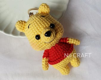 かぎ針編みのくまのプーさんキーホルダー：手作りコットン編みぐるみ