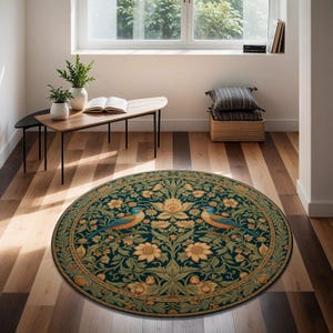 Op de afbeelding: Een rond, donkergroen tapijt met een bloemenpatroon met gestileerde vogels en bloemen. Het tapijt heeft een gouden en bruine rand.