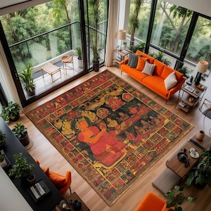 Op de afbeelding: Een bovenaanzicht van een woonkamer met een groot, rechthoekig vloerkleed met een gedetailleerd, kleurrijk ontwerp. Het centrale beeld van het kleed toont een figuur in rood, omringd door ingewikkelde patronen in goud, zwart en rood. Een oranje bank en stoelen vullen het beeld aan.