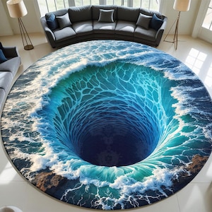 Puede incluir: Una alfombra redonda con un diseño de olas oceánicas en 3D. La alfombra presenta tonos de azul y verde, creando una imagen de un profundo vórtice oceánico. La alfombra está colocada en una habitación con sofás grises y luz natural.