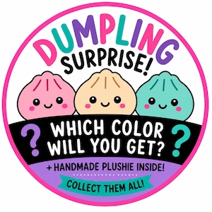 Könnte beinhalten: Ein runder Aufkleber mit drei gezeichneten Teigtaschen in Rosa, Beige und Türkis mit lächelnden Gesichtern. Der Text lautet: DUMPLING SURPRISE! WHICH COLOR WILL YOU GET? + HANDMADE PLUSHIE INSIDE! COLLECT THEM ALL! Mit einem leuchtend rosa Rand.