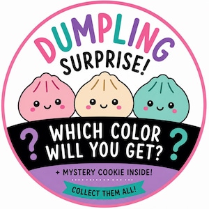 Könnte beinhalten: Ein runder Aufkleber mit drei gezeichneten Teigtaschen in Rosa, Creme und Türkis mit lächelnden Gesichtern. Der Text lautet DUMPLING SURPRISE! WHICH COLOR WILL YOU GET? + MYSTERY COOKIE INSIDE! COLLECT THEM ALL! mit violetten und türkisen Fragezeichen.