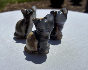 Figura de gato tallada en ágata volcánica: decoración de animales de cristal reactivo a los rayos UV (4,4 cm)