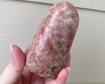 Piedra solar de forma libre: talla de cristal natural, piedra con destellos naranjas y dorados (8,6 cm)