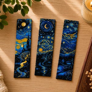 Könnte beinhalten: Drei rechteckige Lesezeichen mit einem Sternennacht-Design in Blau, Gelb und Schwarz. Die Lesezeichen zeigen einen wirbelnden Nachthimmel, einen Halbmond und einen Fluss. Eine brennende Kerze und ein Buch befinden sich im Hintergrund.