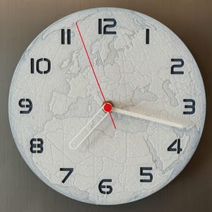 Weltkarte Uhr 3D – Wand- oder Tischuhr – 17 / 24,5 cm – PLA – modernes Reisedesign