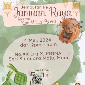 Op de afbeelding: Uitnodigingskaart met een aquarel achtergrond in groen en roze tinten. De tekst "Jamuan Raya" is weergegeven in elegant schrift, met extra tekst en een babyfoto. Bevat een QR-code en locatiegegevens.