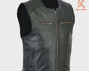 Könnte beinhalten: Schwarze Lederweste mit einem gesteppten Schulterdesign, einem Reißverschluss vorne und mehreren Reißverschlusstaschen. Die Weste hat einen runden Kragen und ein Kings Leather-Logo in der oberen rechten Ecke.
