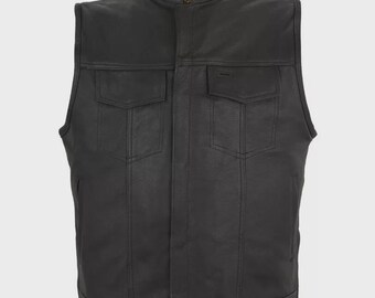 Könnte beinhalten: Schwarze Lederweste mit Stehkragen und zwei Frontklappentaschen. Die Weste hat eine taillierte Passform und einen klassischen Biker-Stil. Die Weste ist ärmellos und hat einen Knopfverschluss am Kragen.