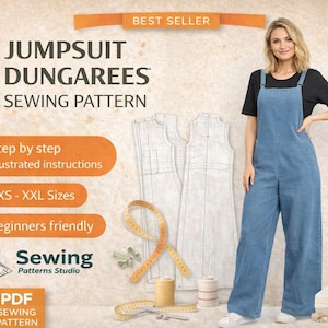 以下が含まれることがあります： 青いデニムのジャンプスーツを着た女性がミシンと一緒に立っています。この画像は、ステップバイステップの説明、XXS-XXLサイズ、初心者向けの設計を示すテキストとともに、ジャンプスーツの縫製パターンを宣伝しています。「ベストセラー」という言葉が表示されています。