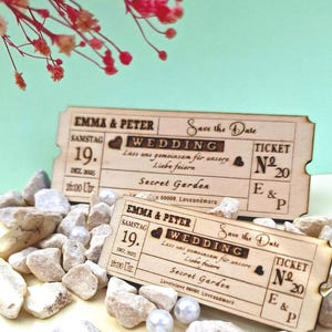 Hochzeitseinladung „Quebec“ aus Holz | Ticket Einladung personalisiert | Vintage Hochzeit | Nachhaltige Gravurkarte | Gastgeschenk