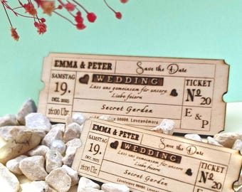 Hochzeitseinladung „Quebec“ aus Holz | Ticket Einladung personalisiert | Vintage Hochzeit | Nachhaltige Gravurkarte | Gastgeschenk