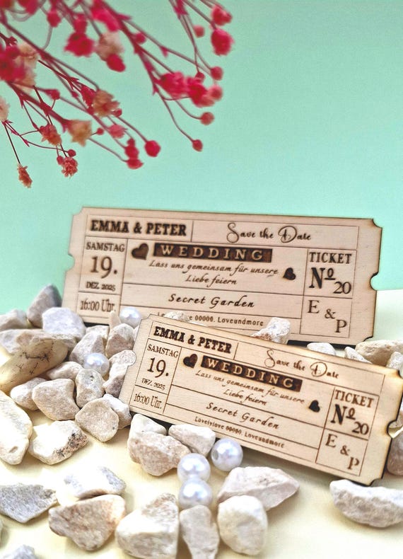Hochzeitseinladung „Quebec“ aus Holz | Ticket Einladung personalisiert | Vintage Hochzeit | Nachhaltige Gravurkarte | Gastgeschenk