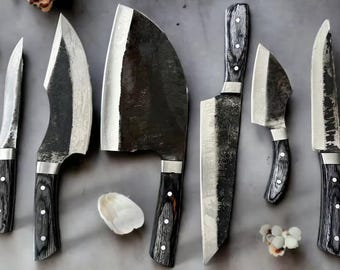 Zestaw noży szefa kuchni kutych ręcznie: rustykalne sztućce ze stali węglowej