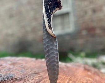 Ręcznie kuty nóż myśliwski ze stali: rękojeść z poroża, ostrze Bushcraft