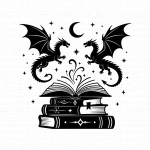 Könnte beinhalten: Eine schwarz-weiße grafische Illustration, die einen Stapel aus drei Büchern mit einem aufgeschlagenen Buch oben zeigt. Zwei geflügelte Drachen stehen sich über dem offenen Buch gegenüber, umgeben von einer Mondsichel und kleinen vierzackigen Sternen.