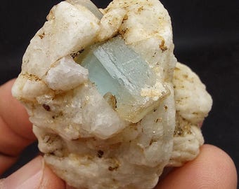 Cristal de água-marinha penetrado em feldspato - do Vale de Shigar, Skardu, Gilgit-Baltistão, Paquistão