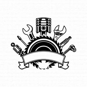 Puede incluir: Una ilustración gráfica en blanco y negro que presenta una hoja de sierra circular central rodeada por un pistón, una llave fija, una llave inglesa, un destornillador, una bujía y una llave de vaso, detrás de una pancarta horizontal.