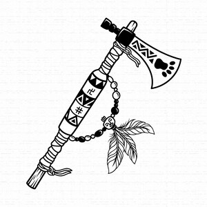Könnte beinhalten: Eine schwarz-weiße Strichzeichnung eines Tomahawks mit einem gemusterten Griff mit geometrischen Symbolen, einer Klinge mit Pfotenabdruck und Zickzacklinien sowie einer hängenden Perlenschnur mit einem kleinen Gesicht und drei Federn.