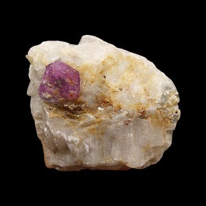 以下が含まれることがあります： オフホワイトとタン色の石の母岩に埋め込まれた、鮮やかなピンク色のルビーの結晶が特徴の、生の自然な鉱物標本。 粗い石は質感のある表面を持ち、黒い背景に配置されています。