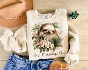 Sudadera con perezoso del Slow Mornings Club PNG, diseño de camiseta con perezoso estilo cottagecore, clipart de perezoso botánico acogedor, sublimación PNG