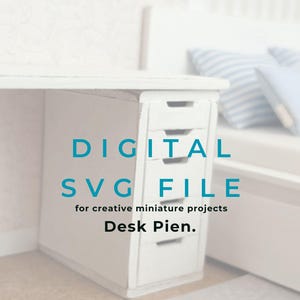 Op de afbeelding: Een wit miniatuur bureau met laden, een wit tafelblad en de tekst "DIGITAL SVG FILE for creative miniature projects Desk Pien."