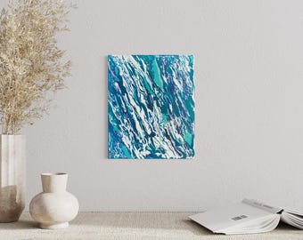 Puede incluir: Pintura abstracta con pintura azul, verde y blanca en espiral. La pintura tiene un efecto marmoleado y recuerda al agua.