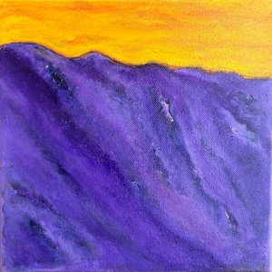 Peut inclure: Peinture abstraite représentant un paysage avec une chaîne de montagnes violettes sous un ciel jaune. L'œuvre utilise des coups de pinceau texturés pour représenter les montagnes et le ciel, créant une scène vibrante et colorée.
