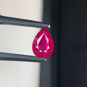 Rubí natural de Mozambique de 1,27 quilates, talla pera, color rojo rosado, piedra preciosa suelta tratada térmicamente.